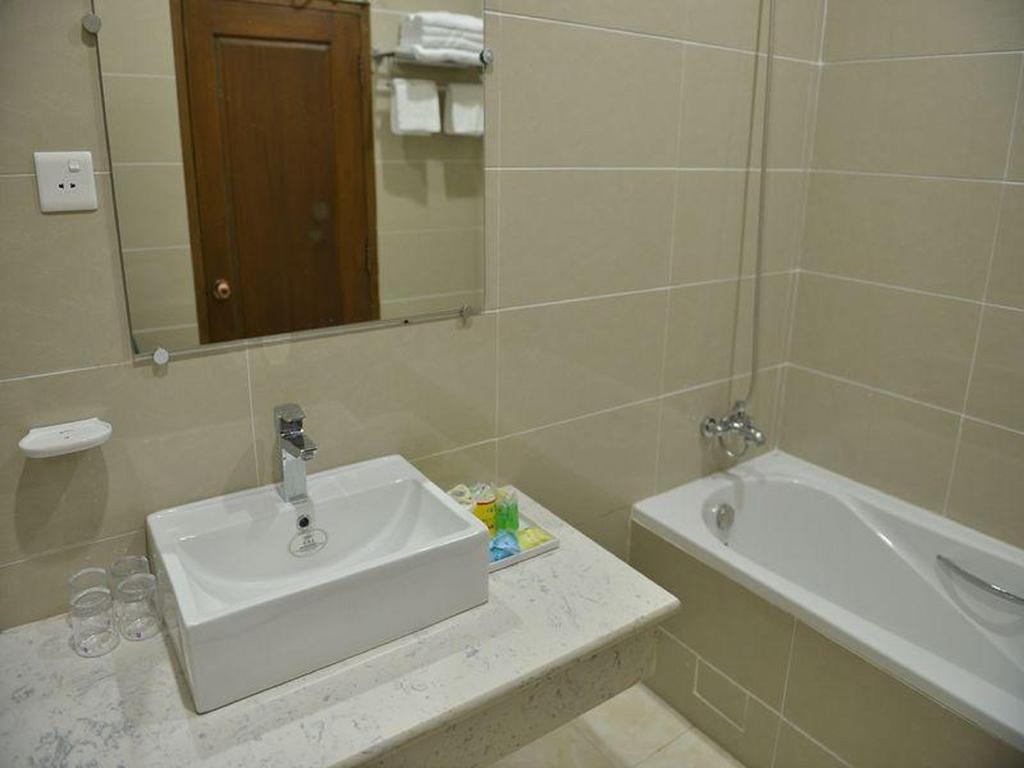 Hotel Myitkyinā Екстериор снимка