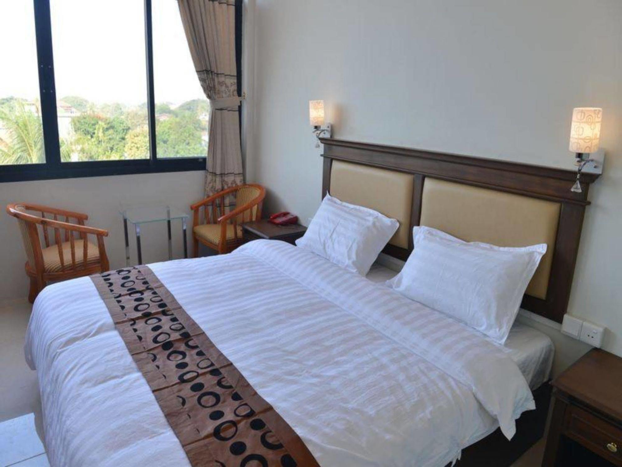 Hotel Myitkyinā Екстериор снимка