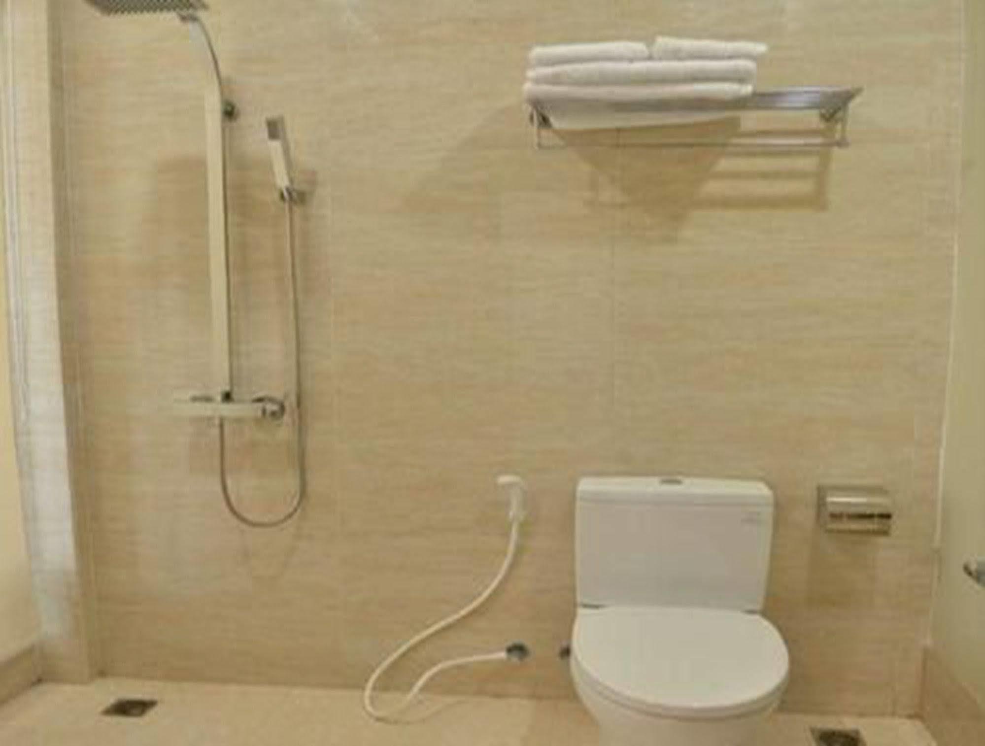Hotel Myitkyinā Екстериор снимка