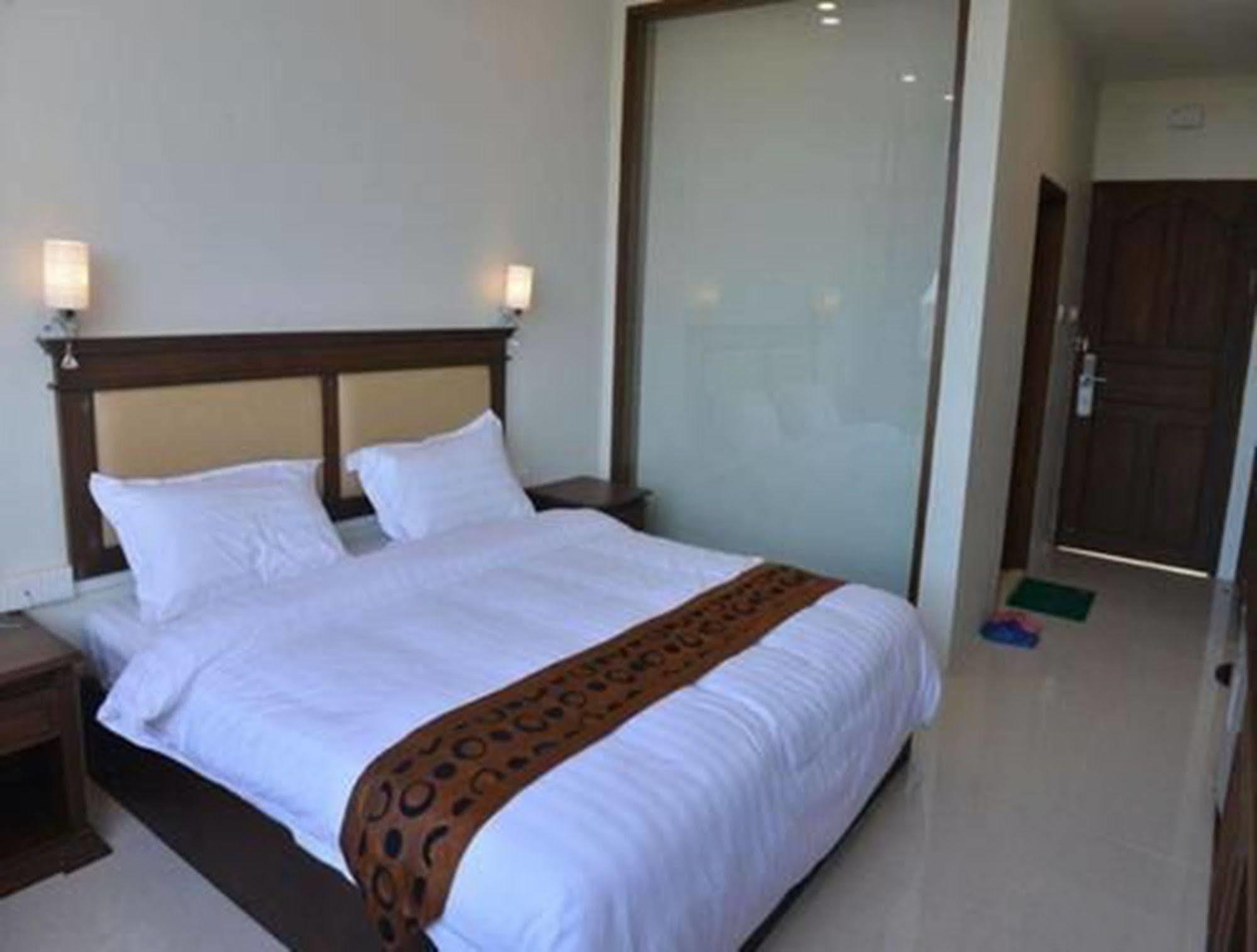 Hotel Myitkyinā Екстериор снимка