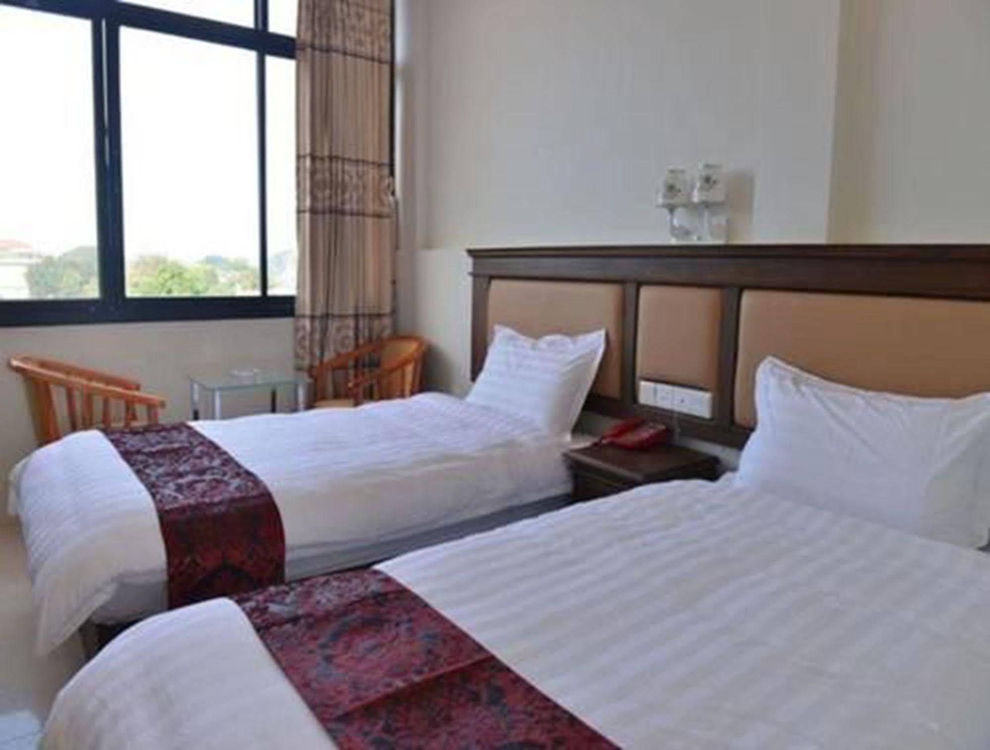 Hotel Myitkyinā Екстериор снимка
