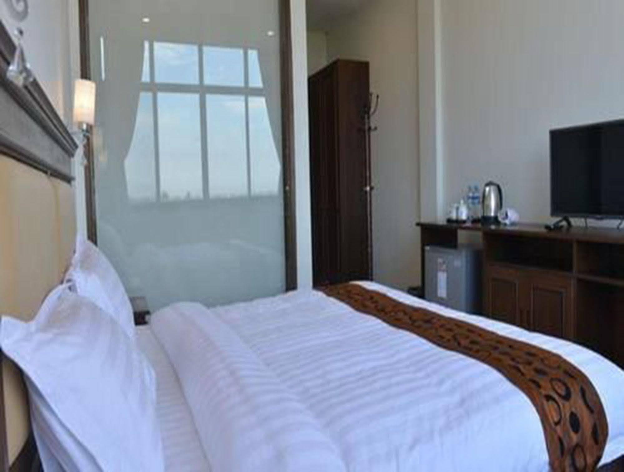 Hotel Myitkyinā Екстериор снимка