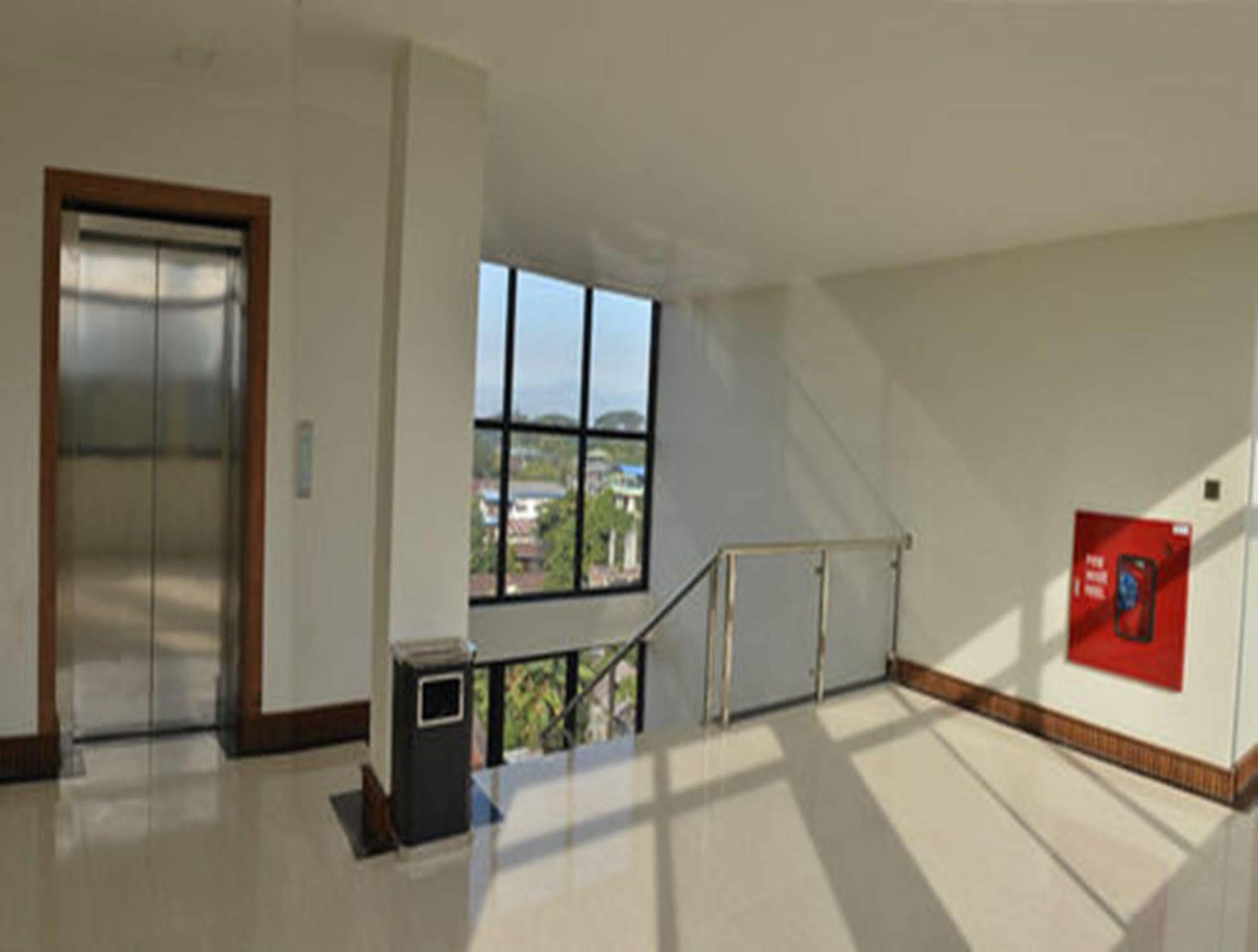Hotel Myitkyinā Екстериор снимка