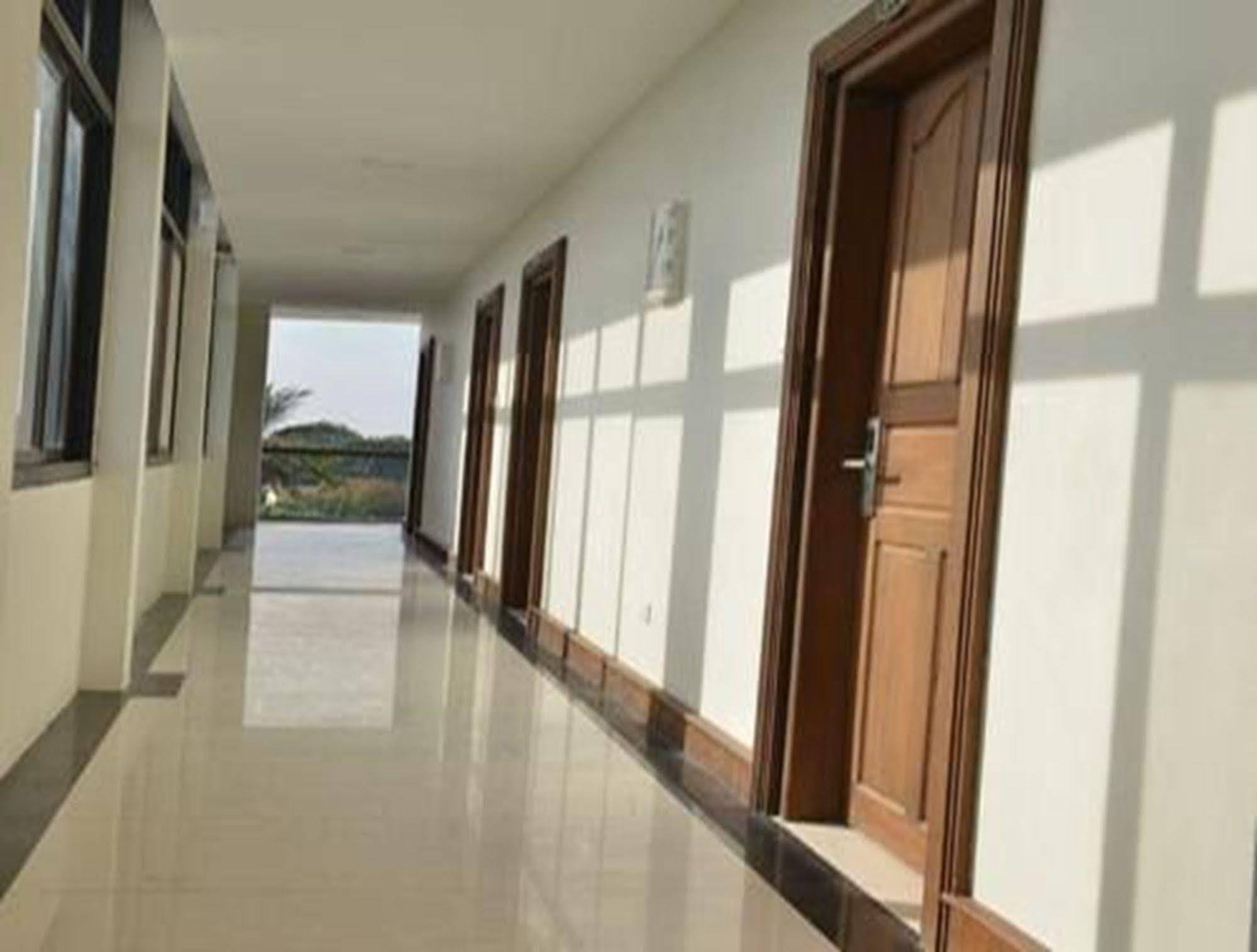 Hotel Myitkyinā Екстериор снимка